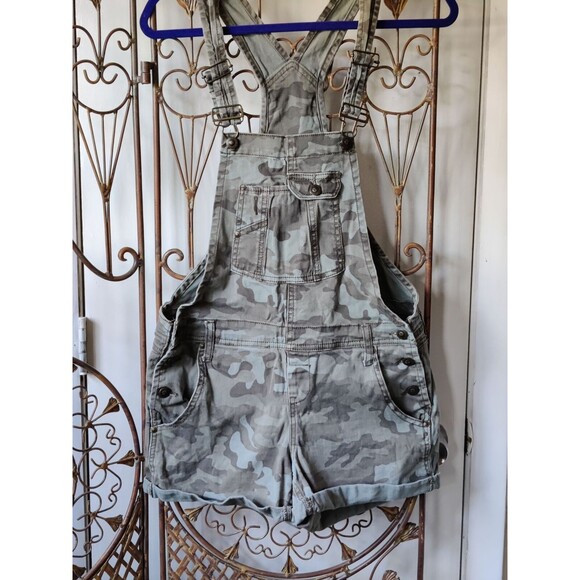 l.e.i. Pants - l.e.i. Junior Casual Outdoor Camouflage Bib Jumper Shorts Green Size M